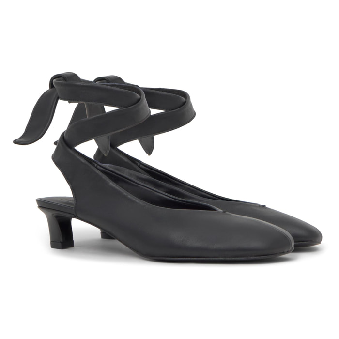 Zapato tacón destalonado Ada en napa con cierre de cintas