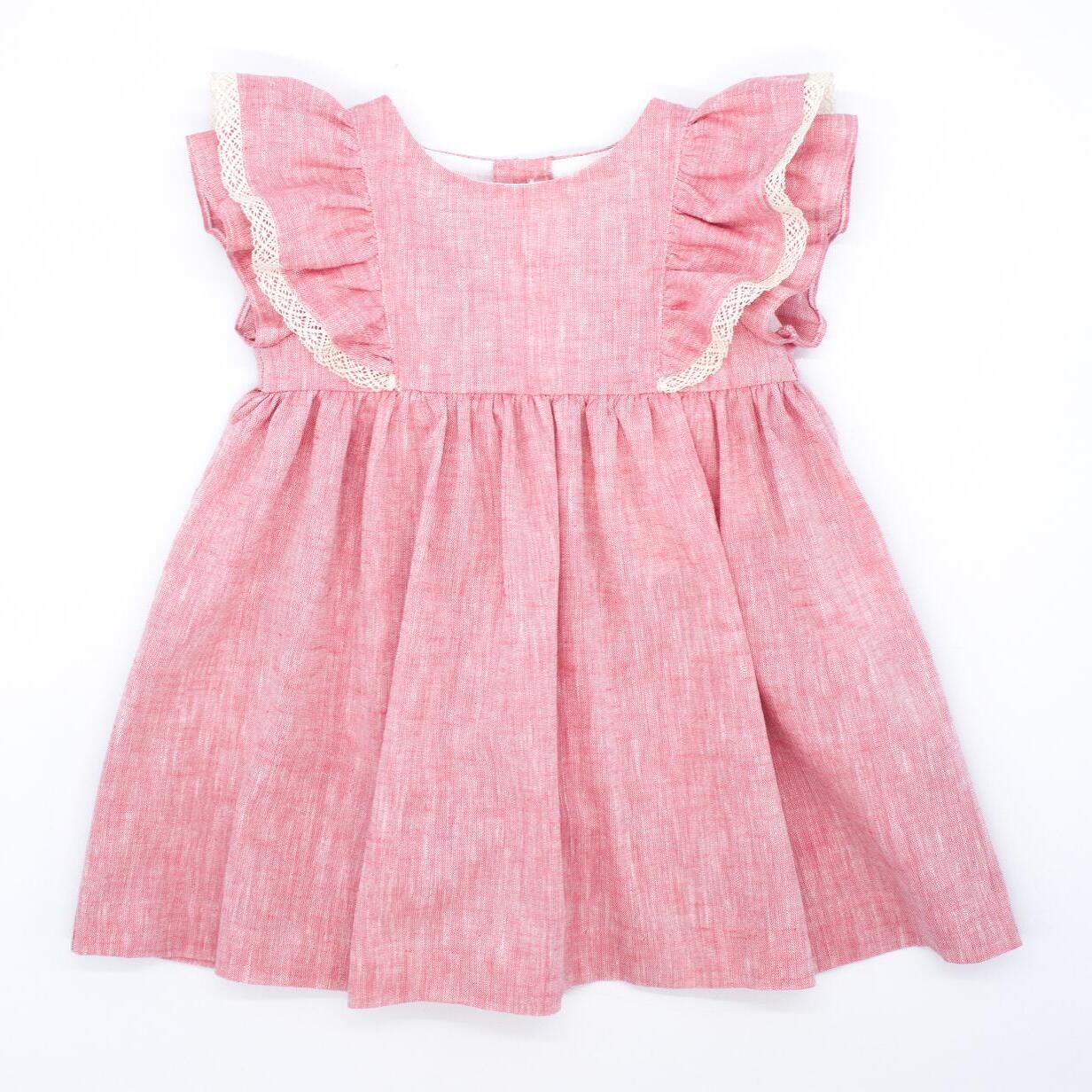 Vestido corto flameado rojo, con doble volante en las sisas.