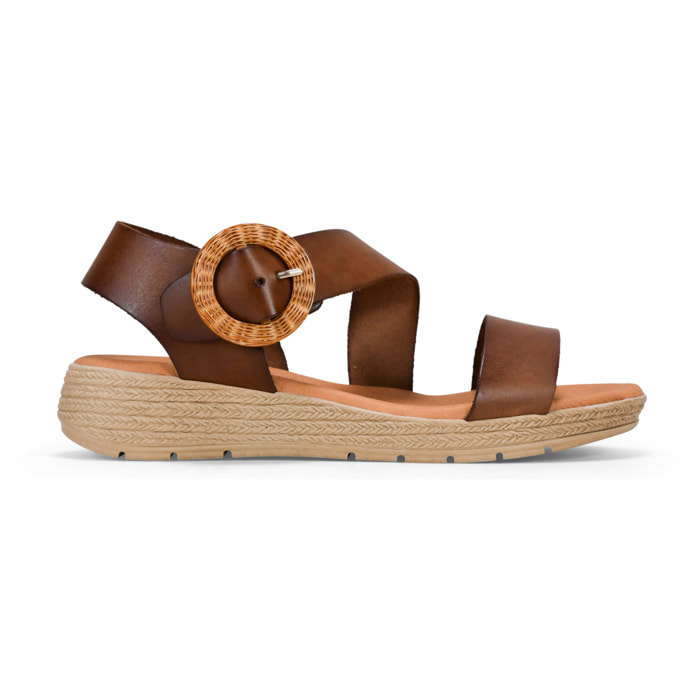 Sandalias marrones en piel con cuña y hebilla de rafia