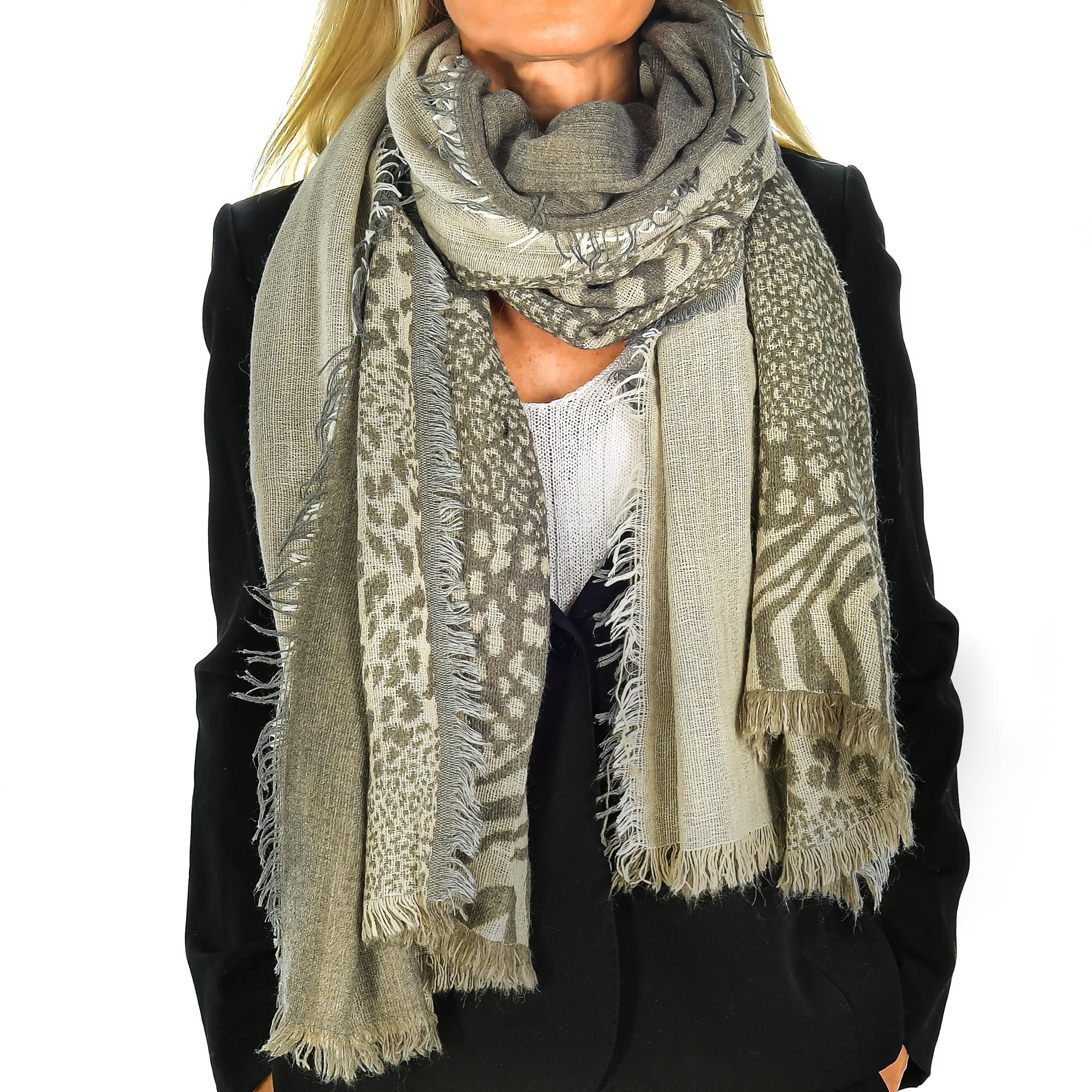 Foulard foulard fantasia animalier doppia patta in modal e lana. Fatto in Italia.