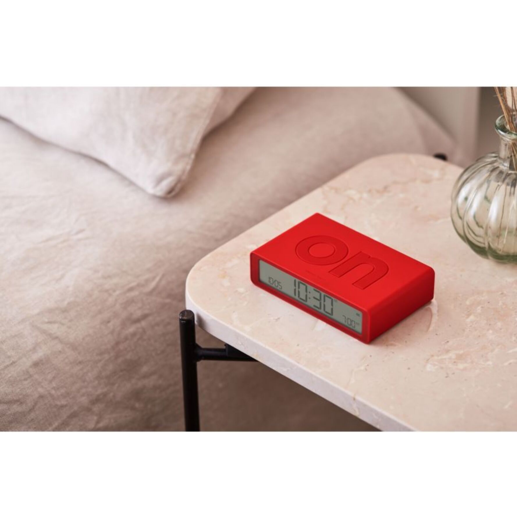 Réveil LEXON Flip Classic Rechargeable en USB-C Rouge