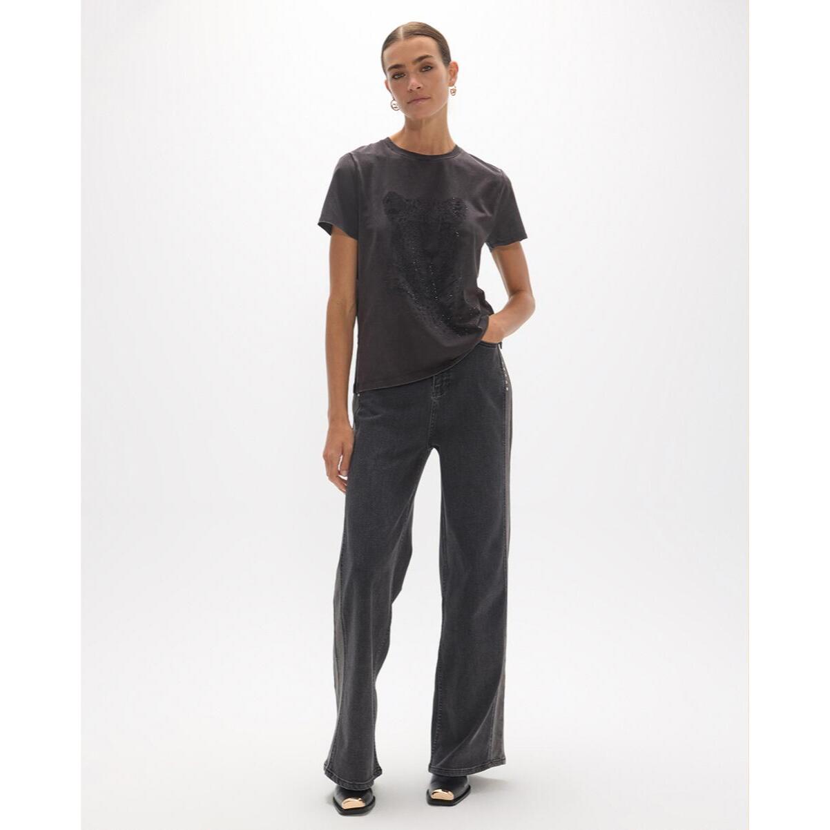 T-shirt girocollo aderente con spacchi laterali e stampa leopardata sul davanti.