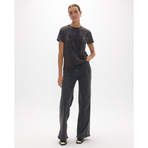 T-shirt girocollo aderente con spacchi laterali e stampa leopardata sul davanti.