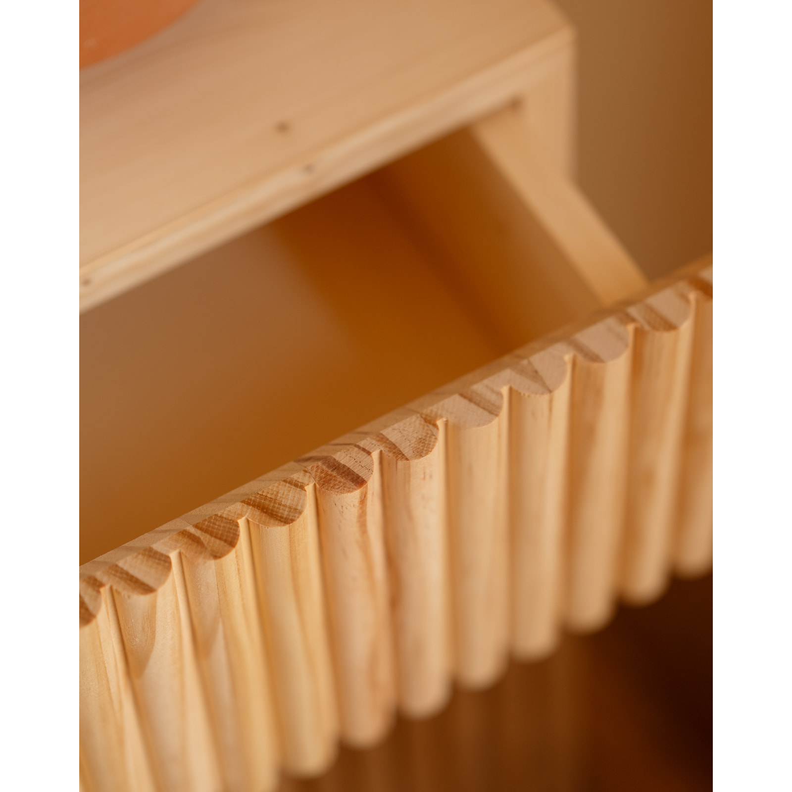 Pack de 2 mesitas de noche de madera maciza flotante en tono natural de 40cm Alto: 15 Largo: 40 Ancho: 25.5