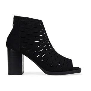 Botines negros con puntera abierta y calados