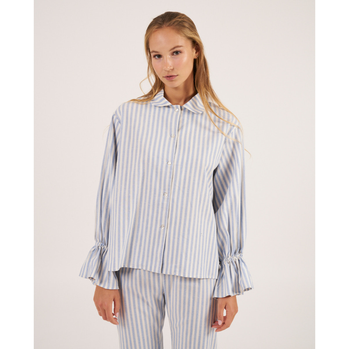 Camiseta de pijama de mujer abotonada con estampado de rayas