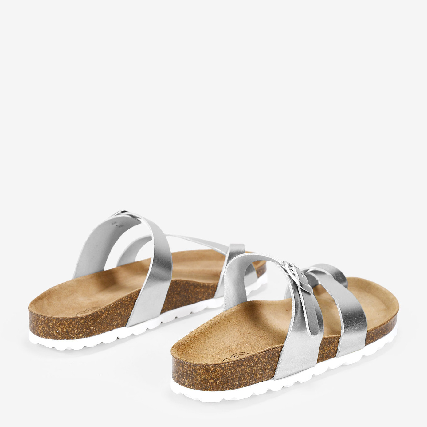 Sandalias planas de piel plateadas con suela de corcho