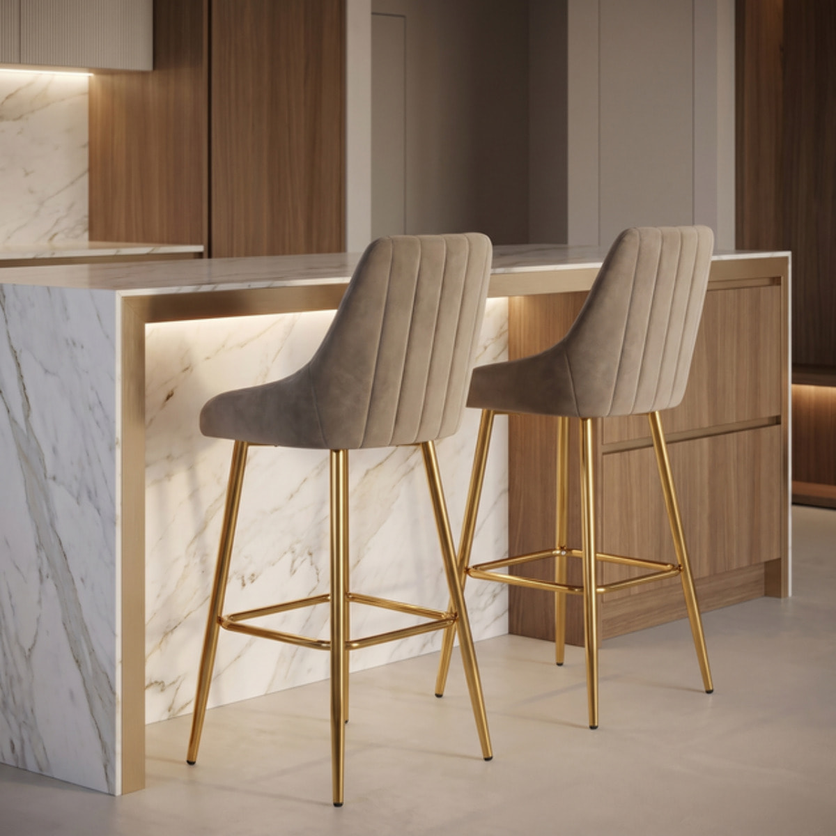 Sgabello Alto Imbottito in Effetto Velluto con Schienale e Poggiapiedi, Design Moderno per Penisola, Isola Cucina, Bancone Bar e Snack