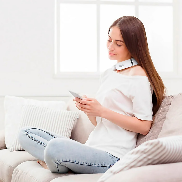 Masajeador de cuello F2 con modo calor, pulso y mando de control a distancia.