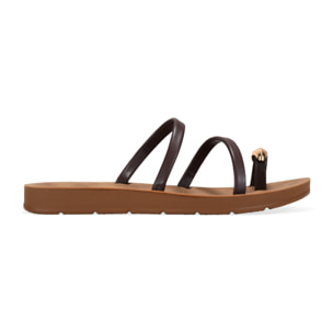 Sandalias de dedo marrones con anillo metálico