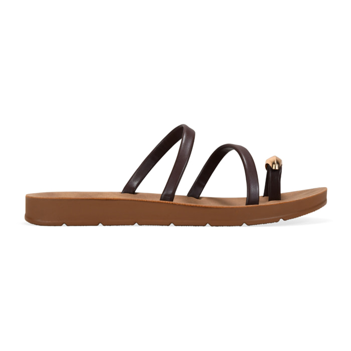 Sandalias de dedo marrones con anillo metálico