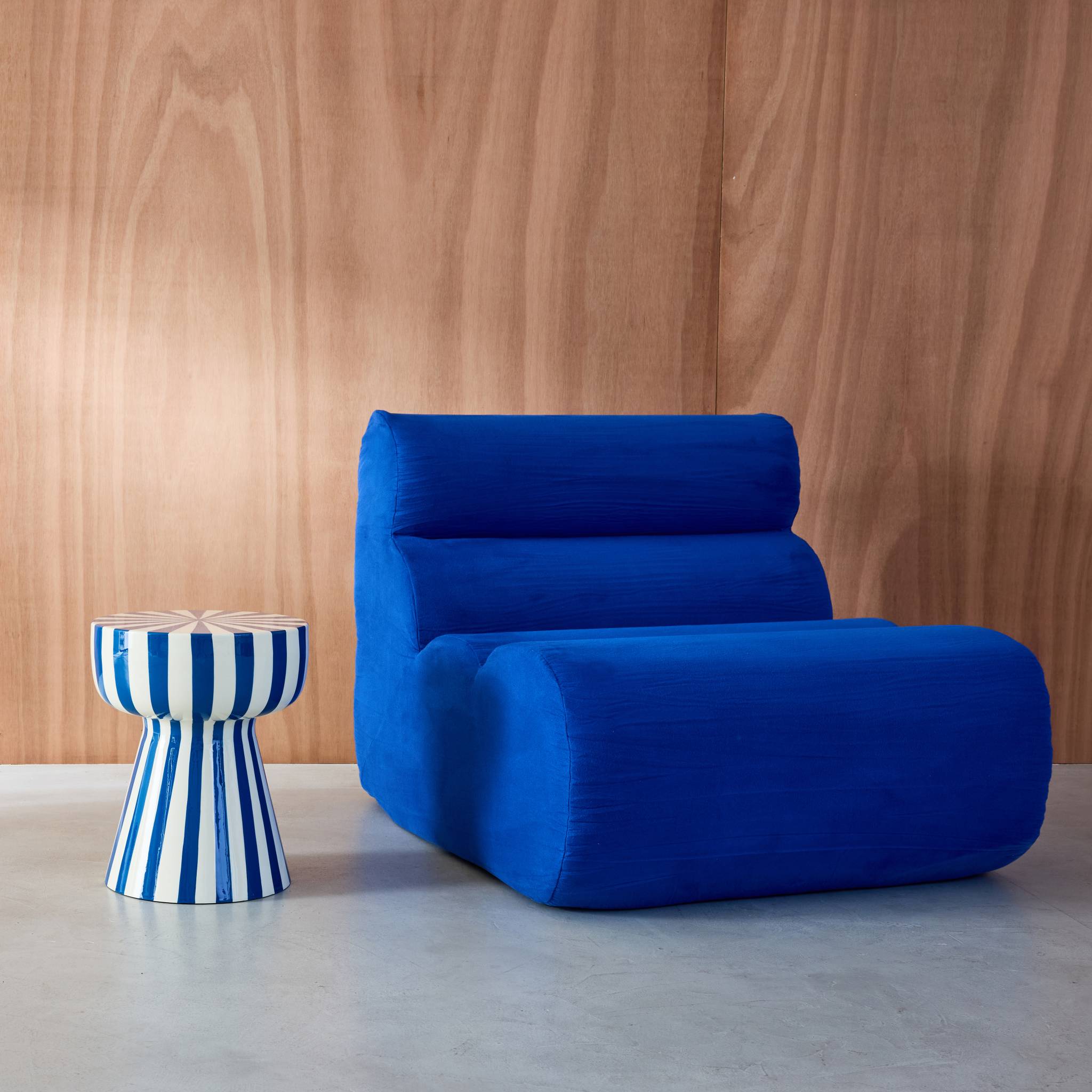 Table d'appoint. bout de canapé. table de chevet. acier émaillé rayures bicolore. bleu et blanc. Ø34 x H41cm