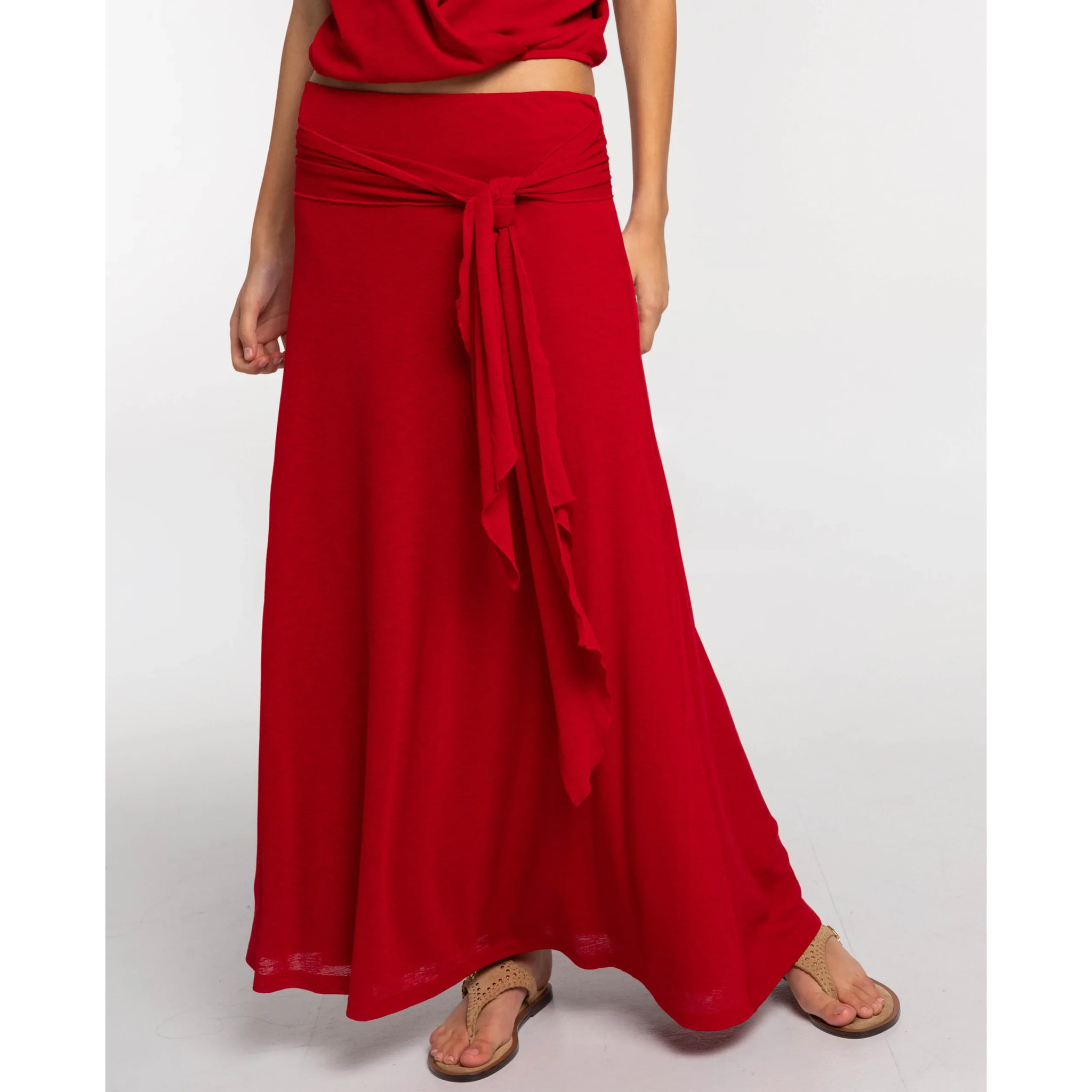 Falda larga roja con fajín y lazada