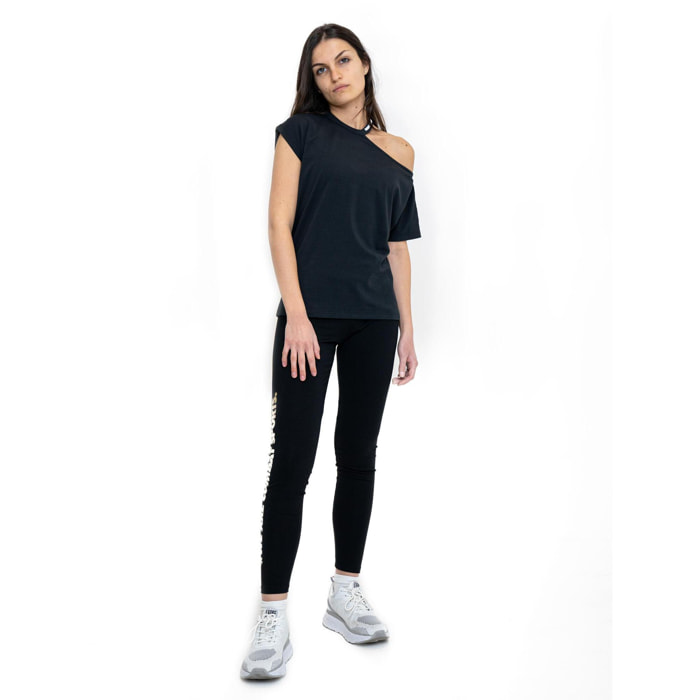 Camiseta de mujer blanca y negra de un solo hombro
