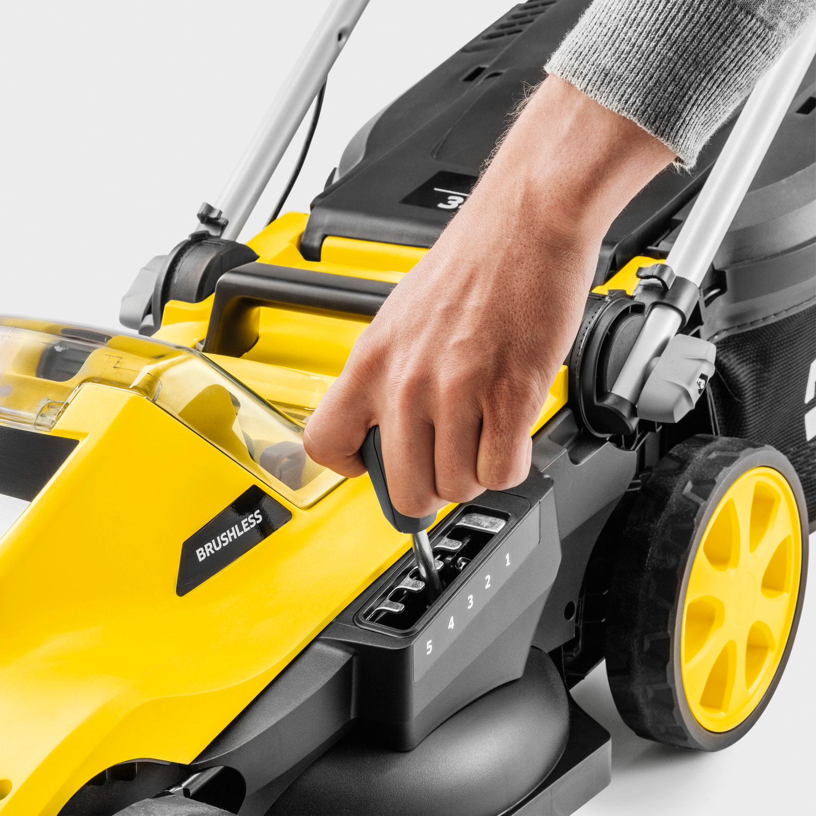 Tondeuse à gazon sur batterie Karcher LMO 3-18- coupe 34 cm- mulshing kit- bac 35l- 3500 tr/min- 350m²