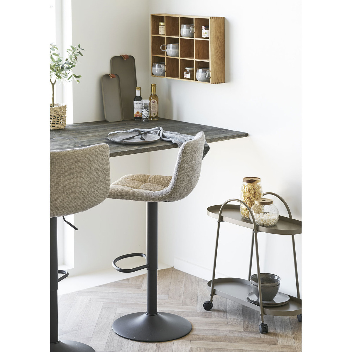 Set 2 sgabelli da bar Middelfart in poliestere grigio con gambe nere regolabile in altezza