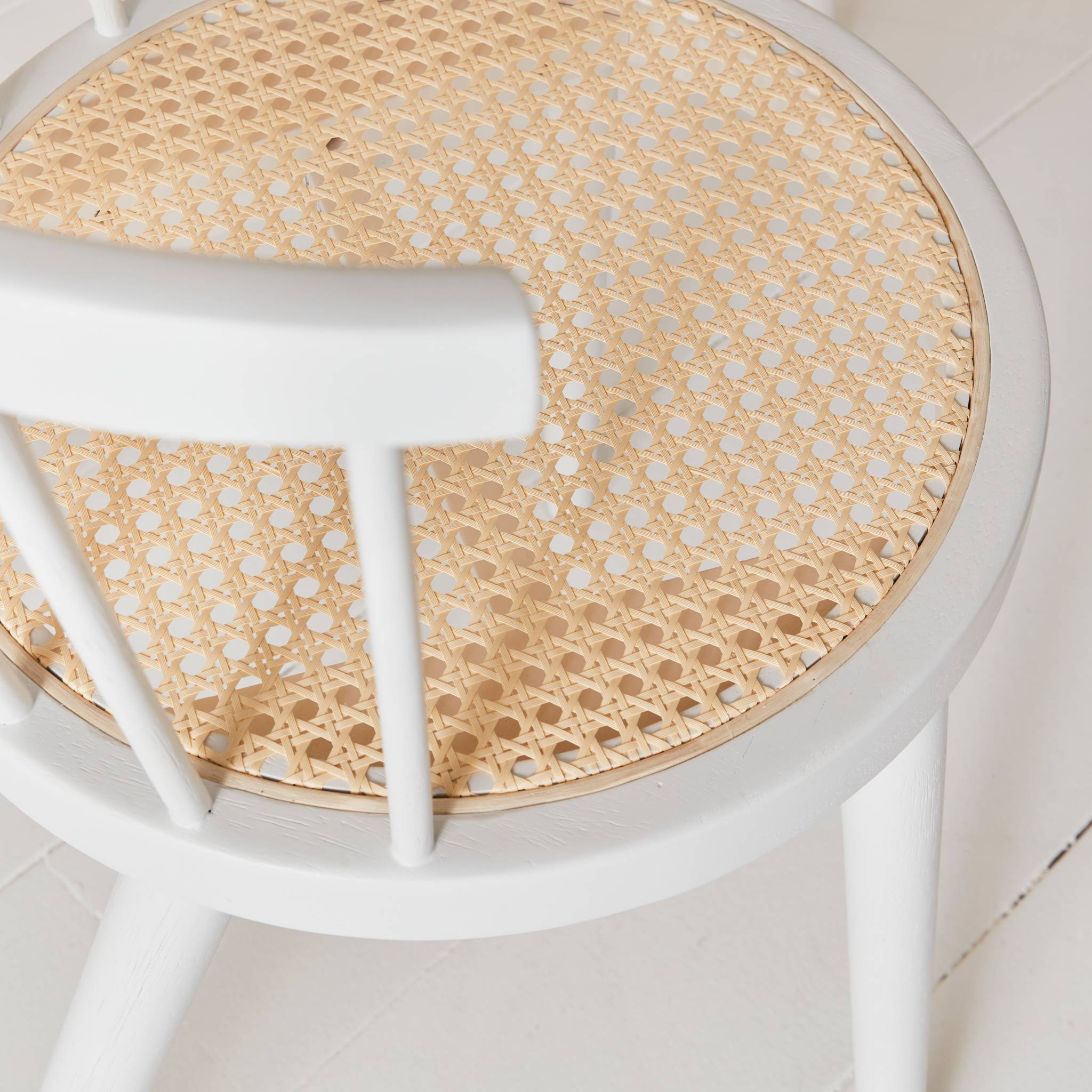 Lot de 4 chaises blanches en bois et cannage. Nora. L 53 x P 53.5 x H 76cm