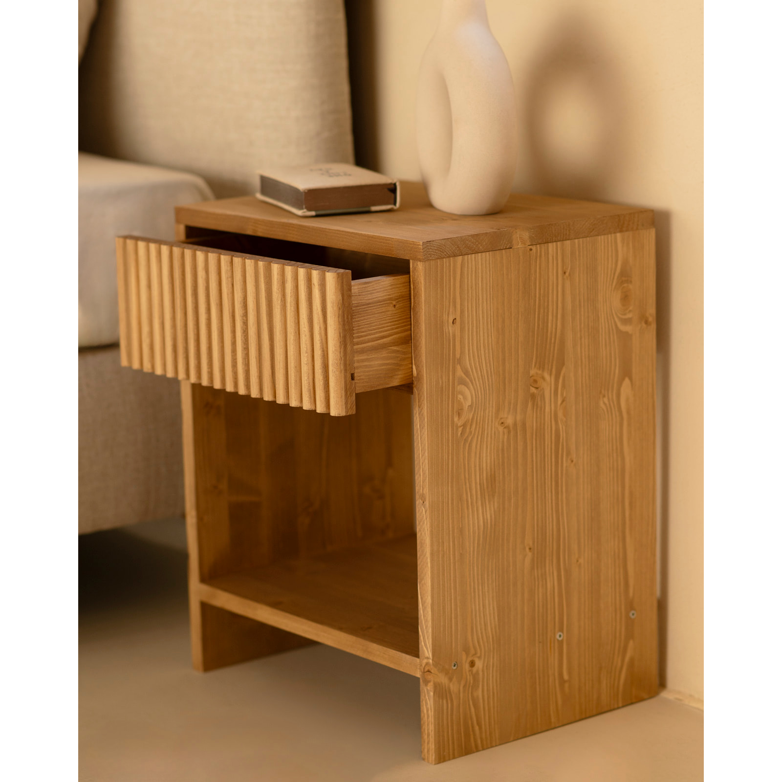 Table de chevet en bois massif avec un tiroir en ton chêne moyen en différentes tailles