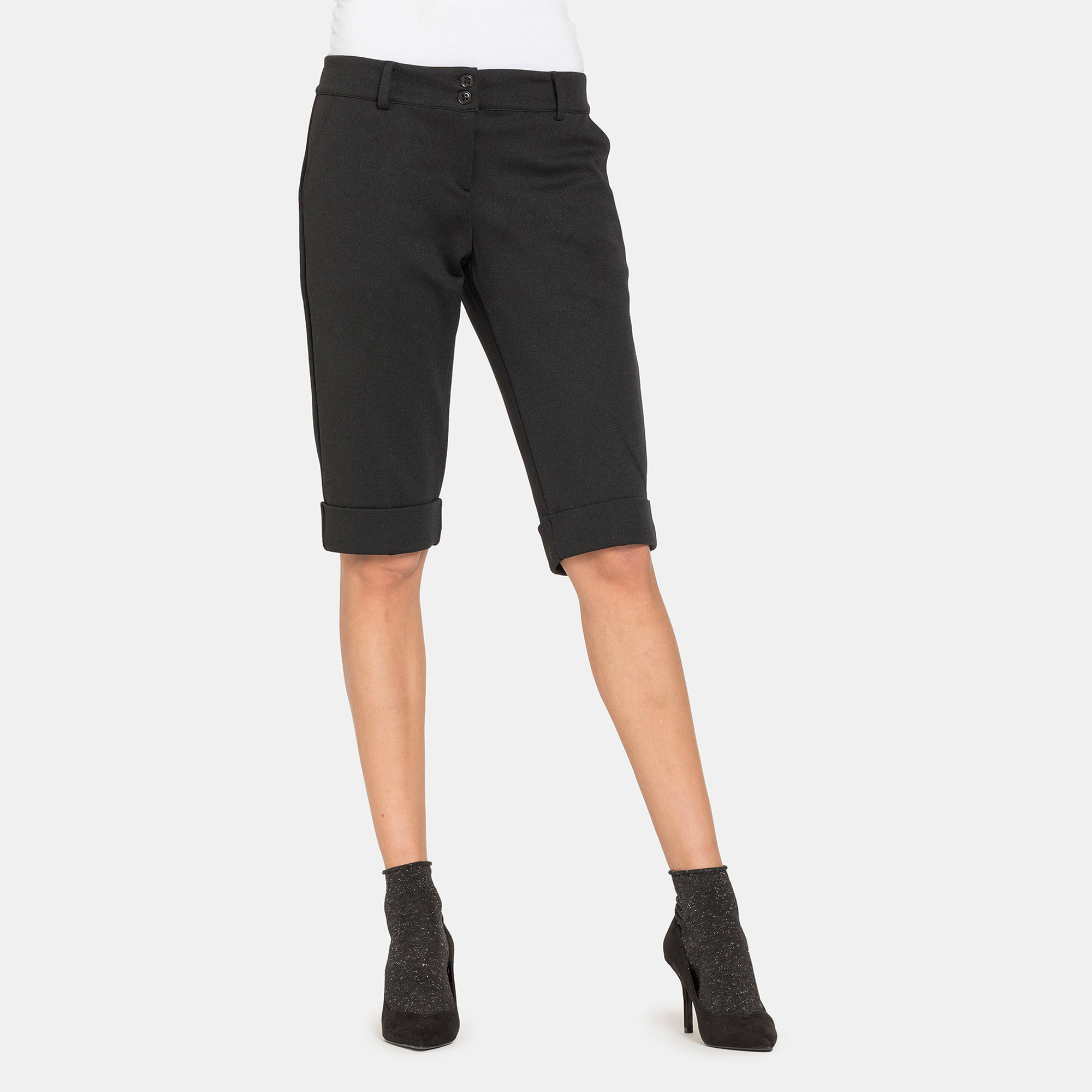 PANTALONI CORTI AL GINOCCHIO. Vita regolare e gamba regolare.