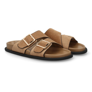 Sandalia plana con doble hebilla para mujer.