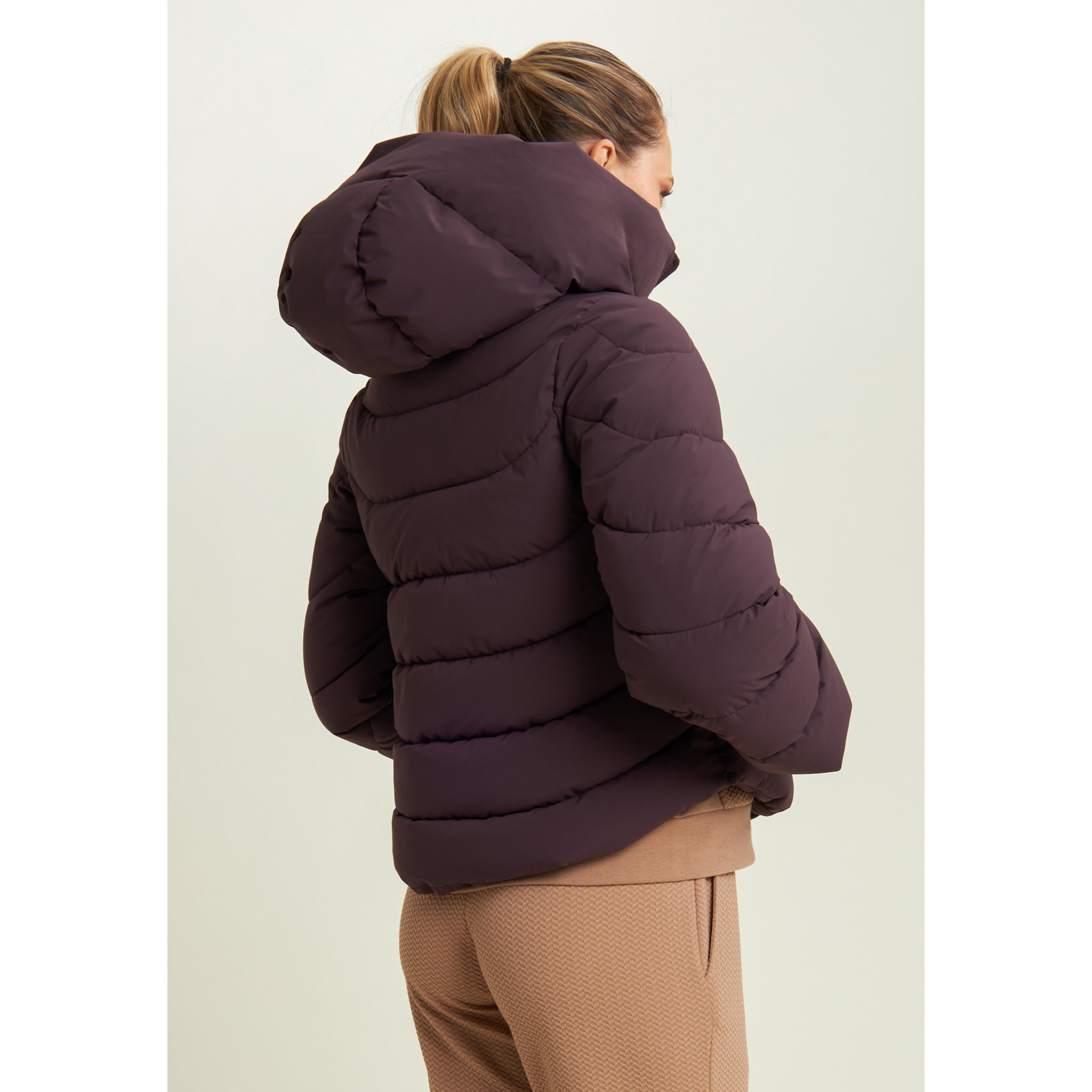 Piumino cropped donna con maniche svasate