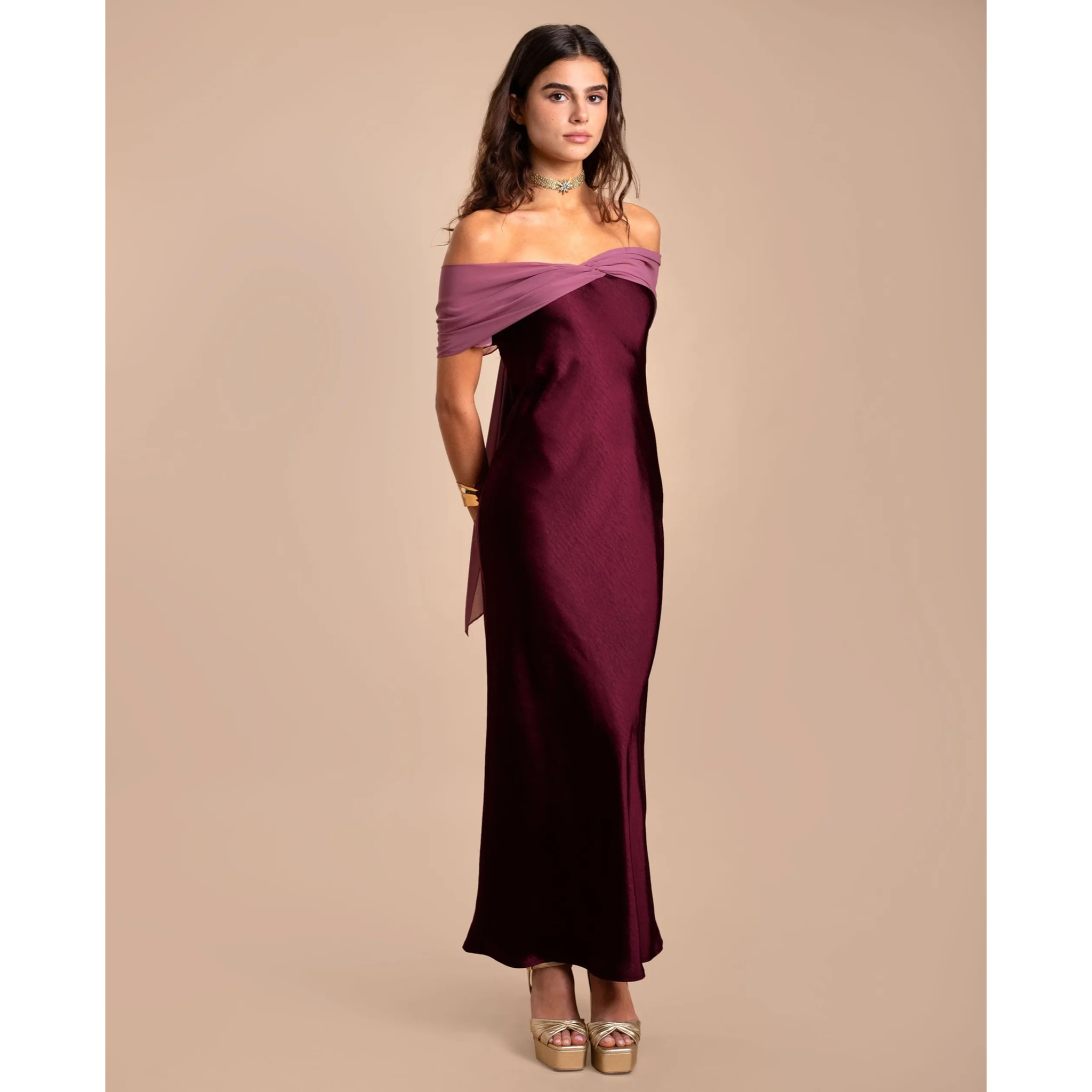 Vestido midi con escote palabra de honor y capa