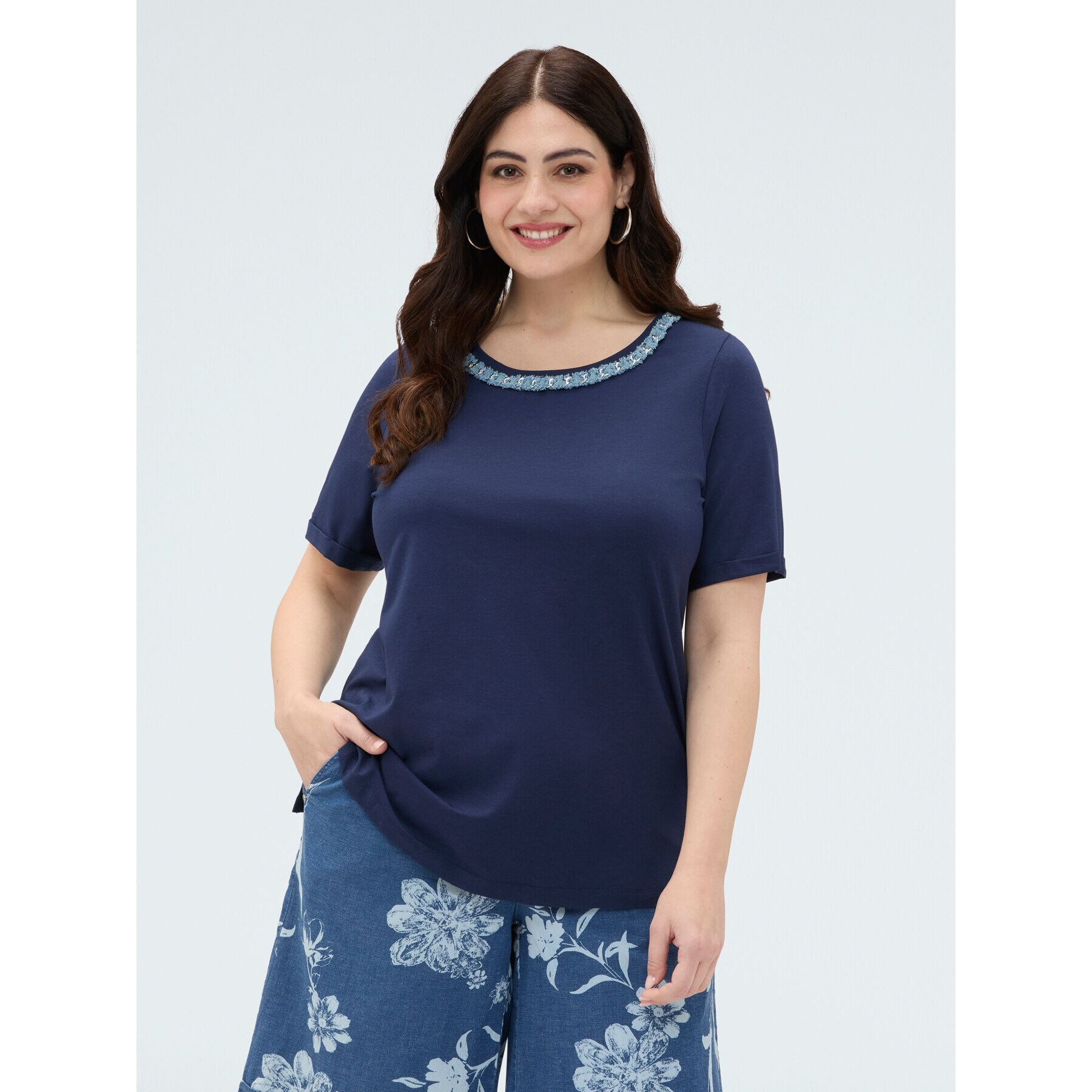 Fiorella Rubino - T-shirt in cotone con applicazione sullo scollo - Blu