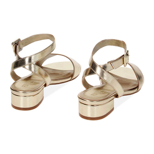 Sandalias planas doradas laminadas