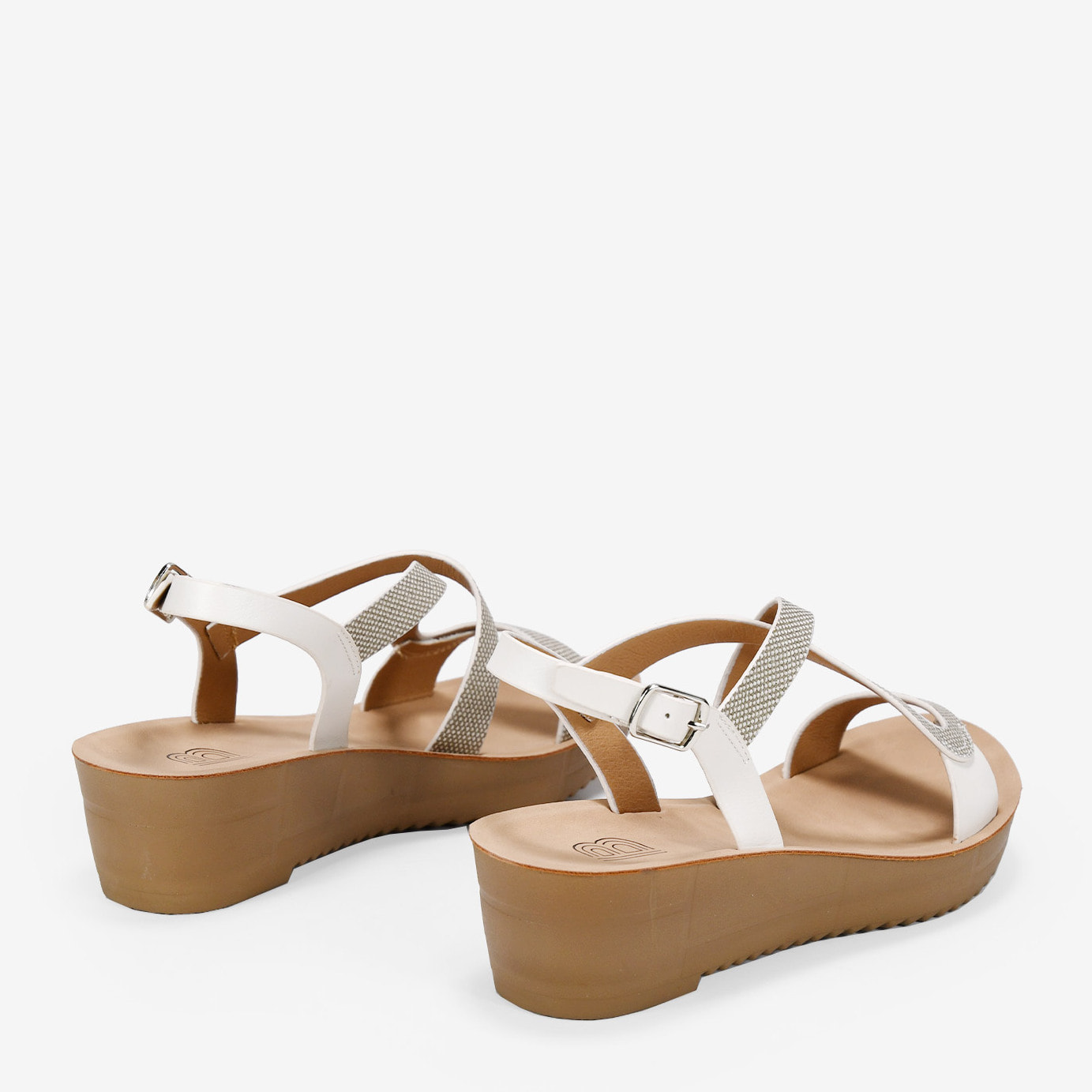 Sandalias beige con cuña