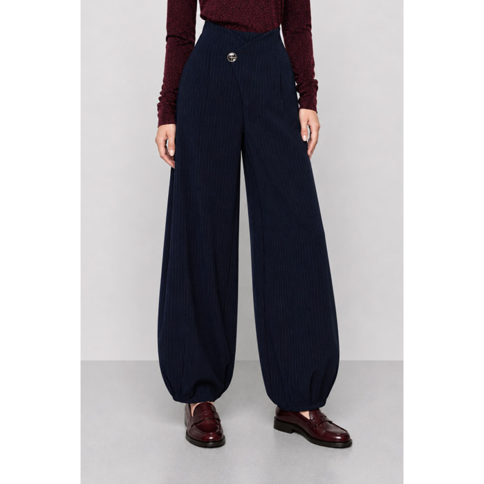 Kocca - Pantaloni gessati a gamba larga con chiusura asimmetrica Donna