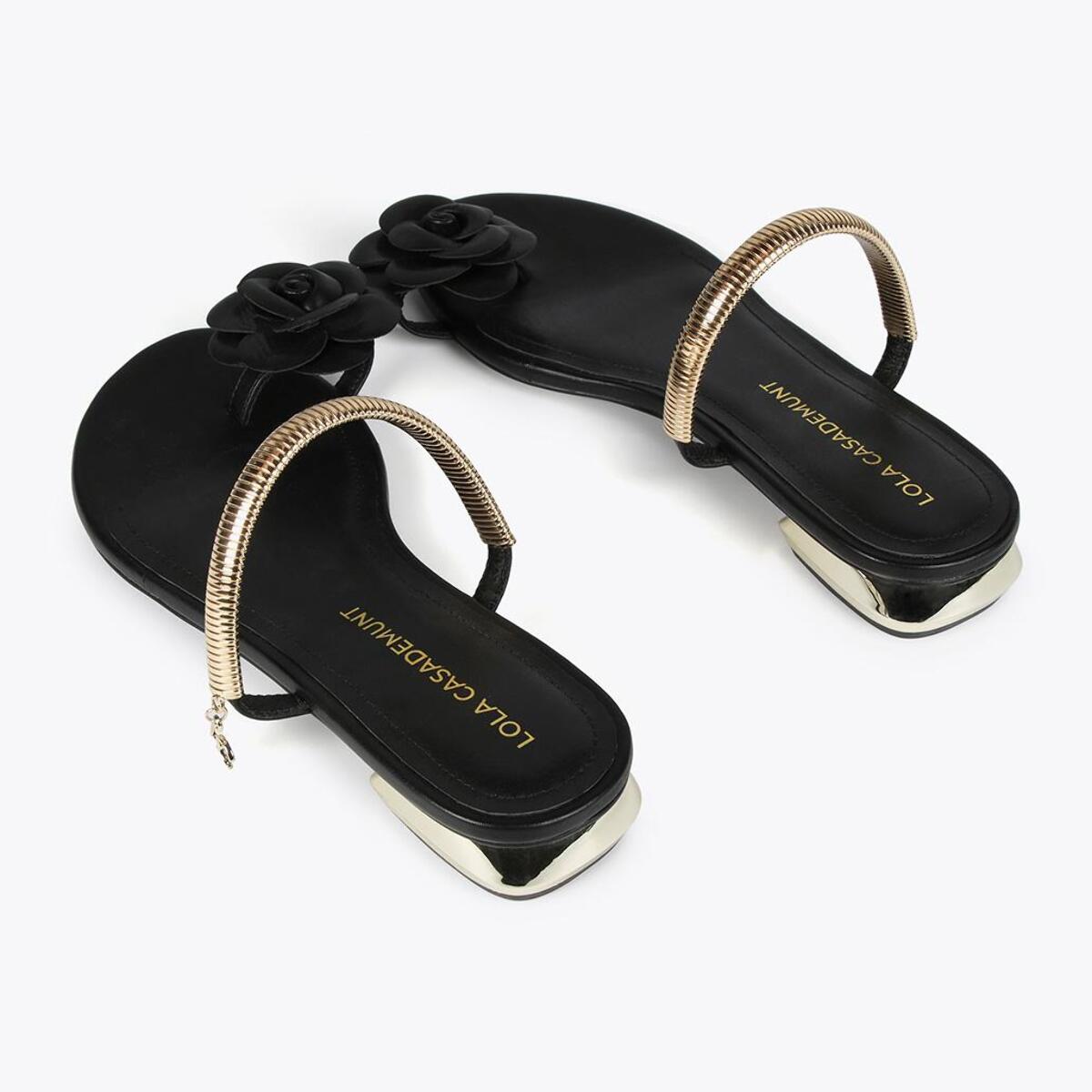 Sandali con fiore e fascetta in metallo