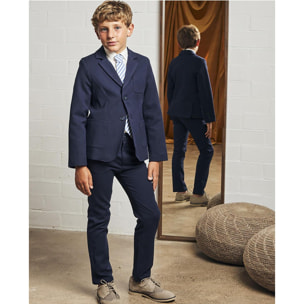 Blazer azul marino. Con tres bolsillos exteriores, botones en los puños y el centro.