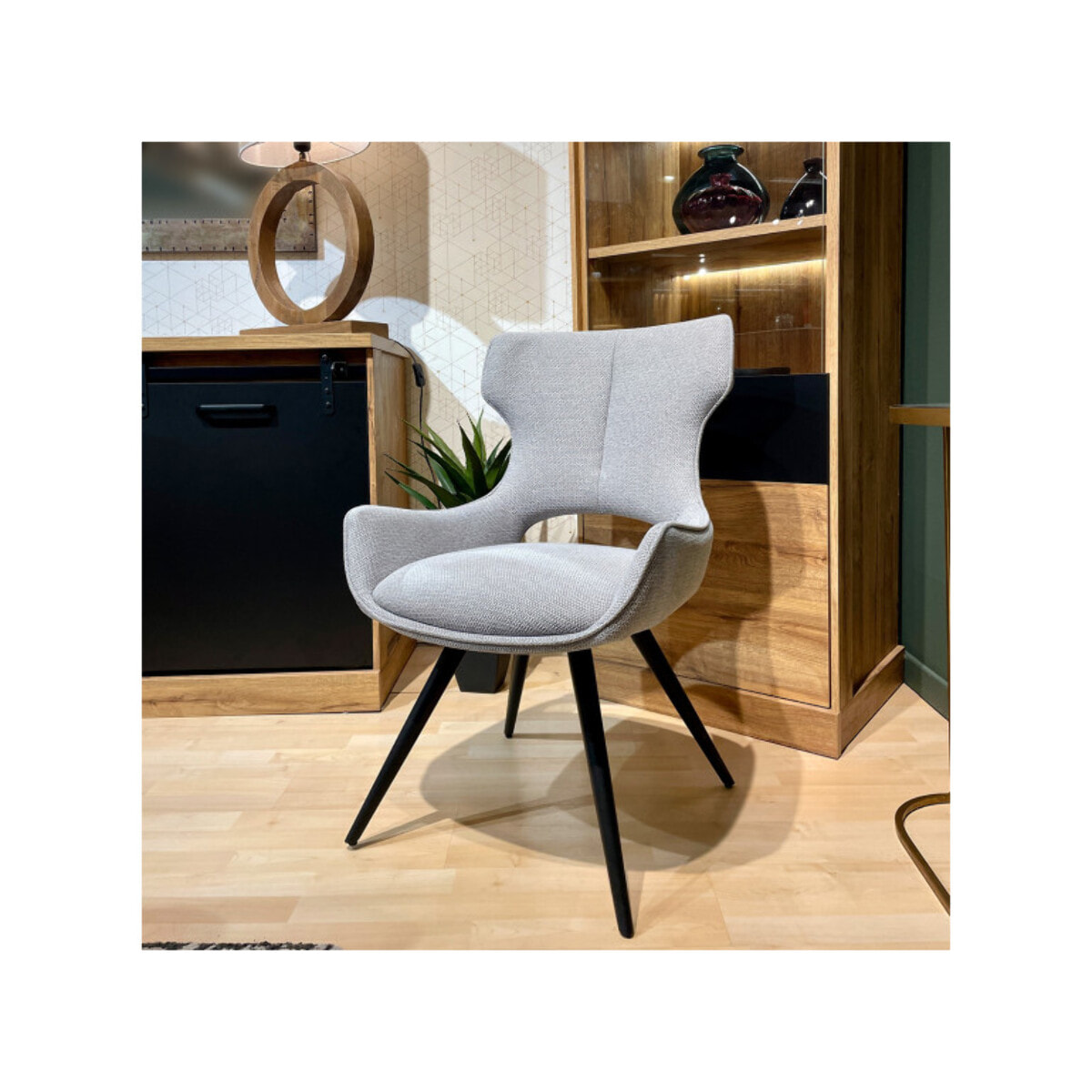Chaise rotative 180° en tissu doux et pieds en métal noir - SUZIE