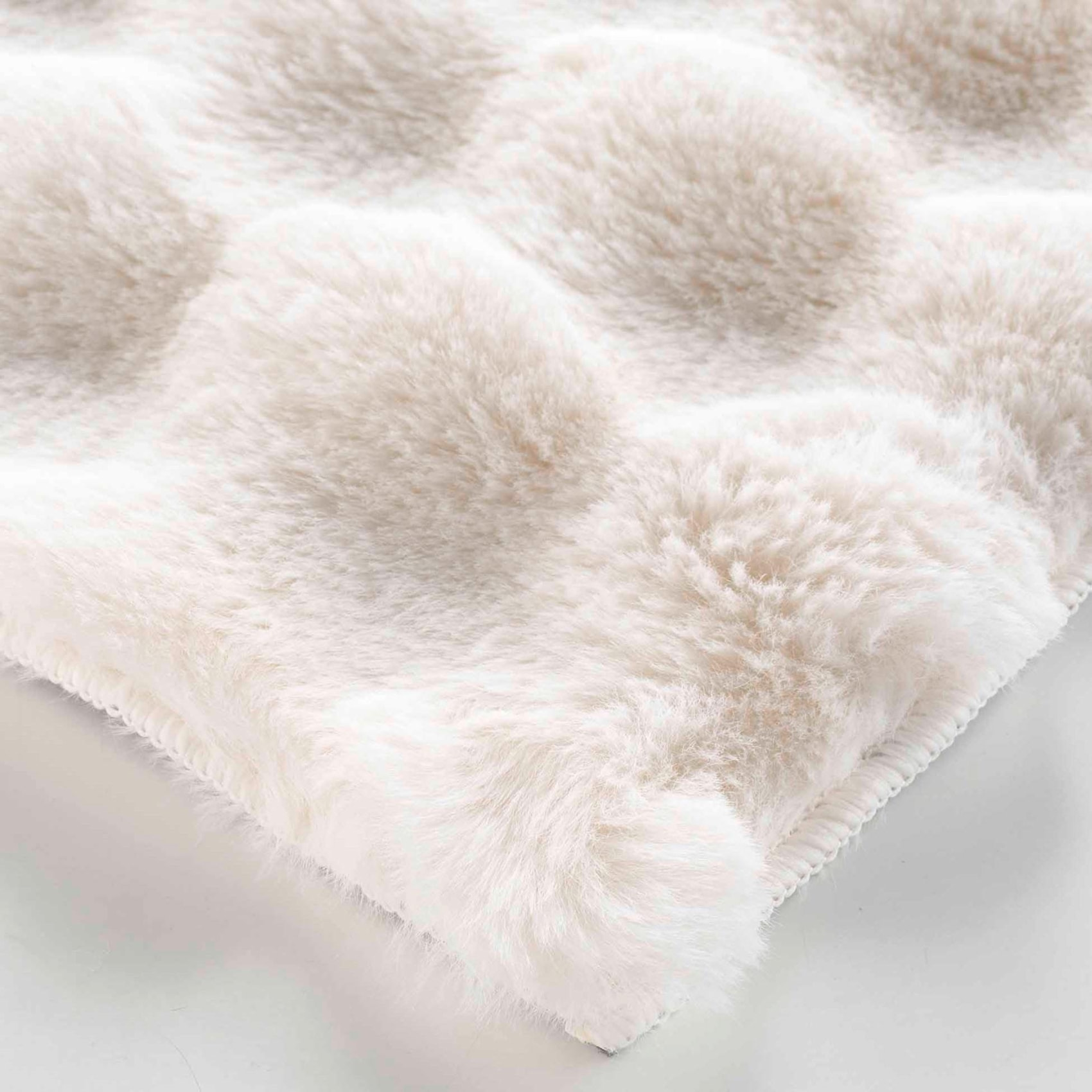 Tapis doux en imitation fourrure avec relief moelleux - Naturel
