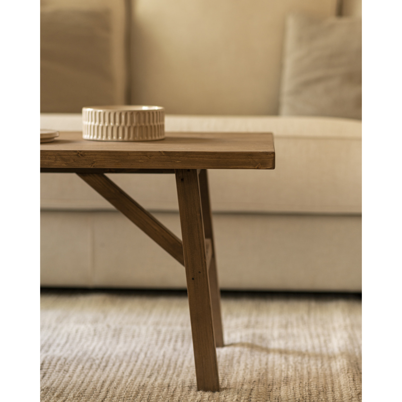 Table basse en bois massif finition chêne foncé Hauteur: 45 Longueur: 120 Largeur: 50
