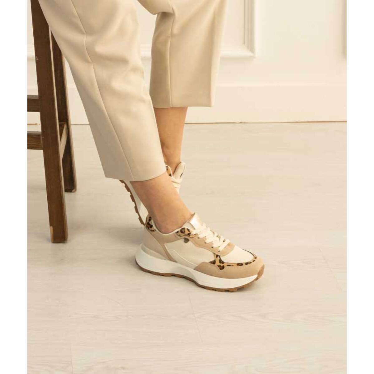 Zapatillas beige con plataforma y leopardo