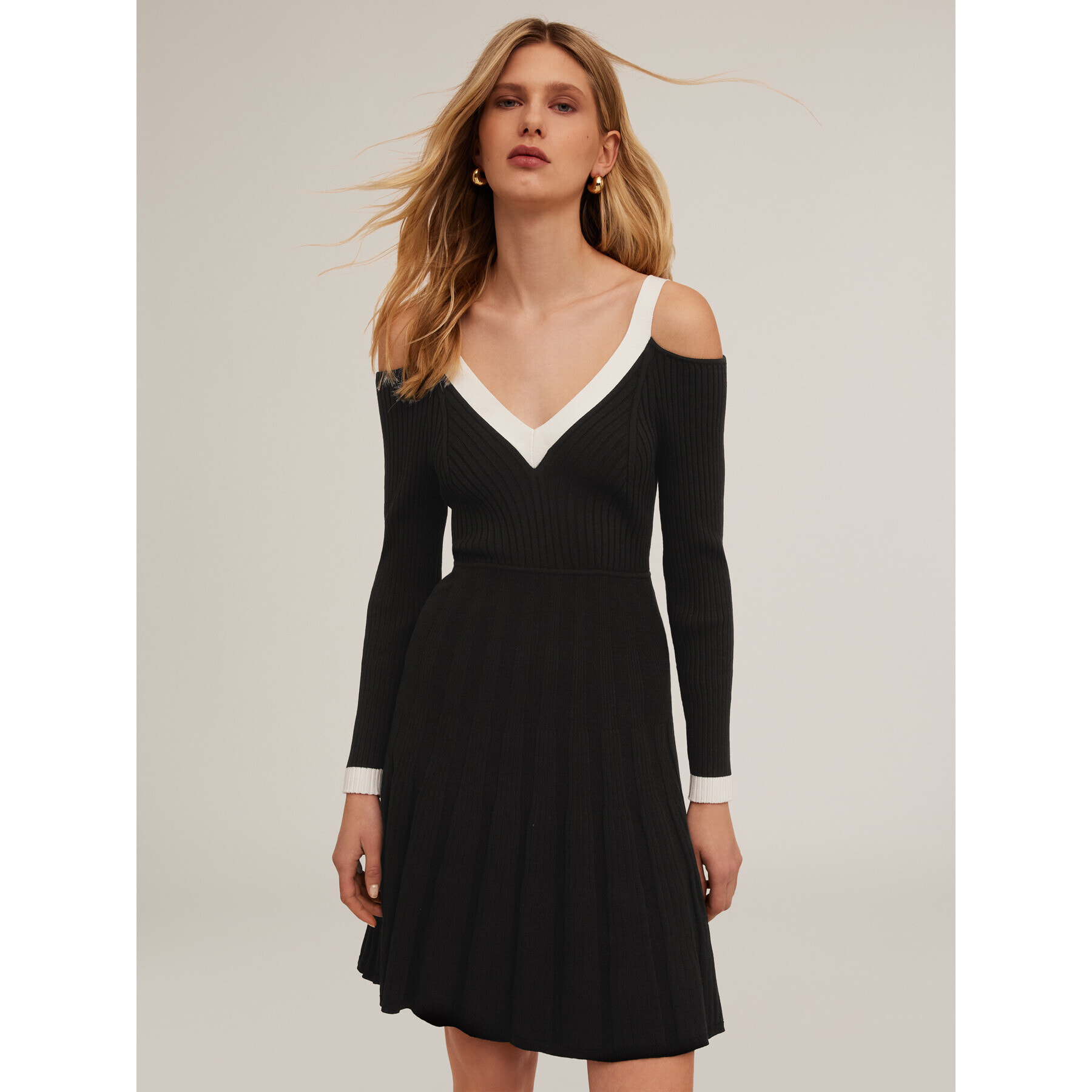 Motivi - Vestido de punto con abertura en los hombros. - Negro