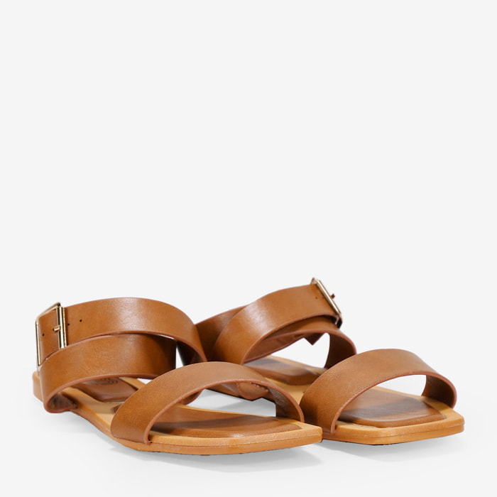 Sandalias planas marrones con hebilla