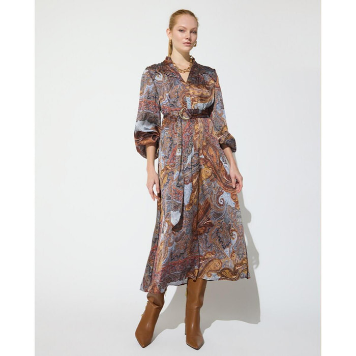 Abito midi in stile boho con dettagli in strass dorati, polsini elasticizzati e cintura con fibbia dorata.