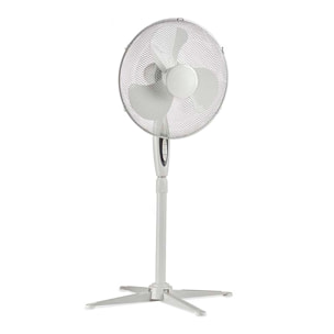 Ventilador de pie con 180º de oscilación. 45W de potencia y 3 velocidades.
