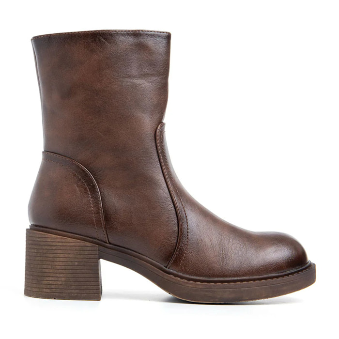 Stivaletto liscio con tacco - CUOIO