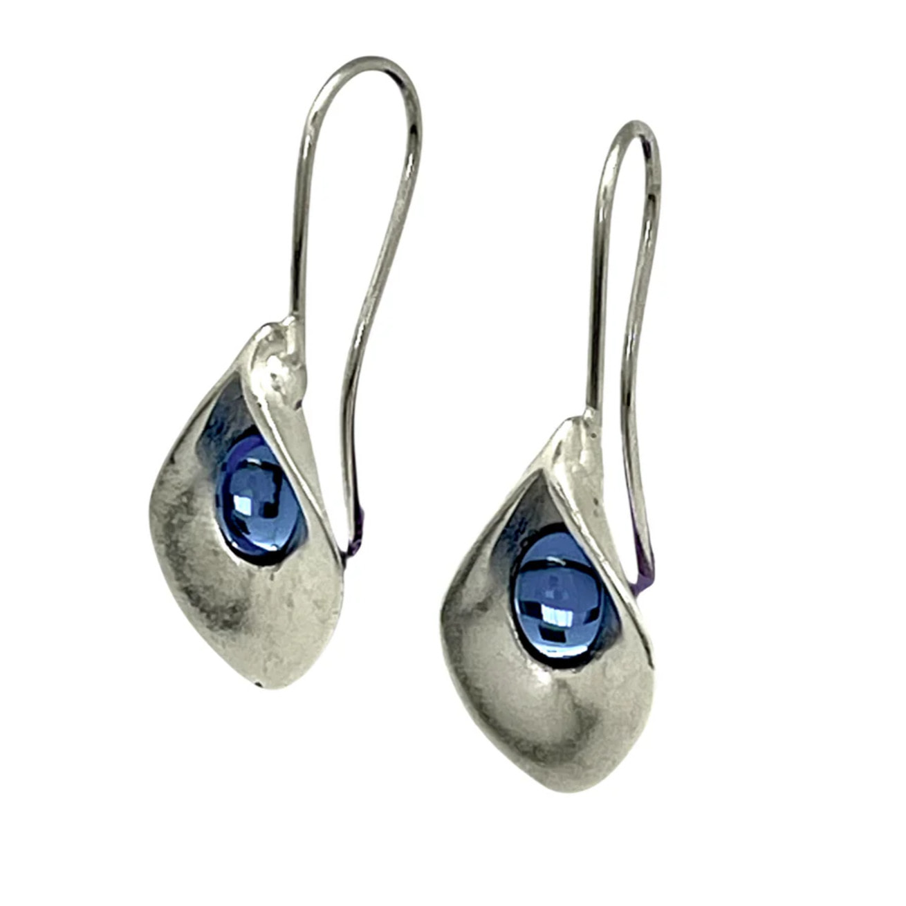 Pendiente largo de flor tipo cala y cristal azul plata 10µ