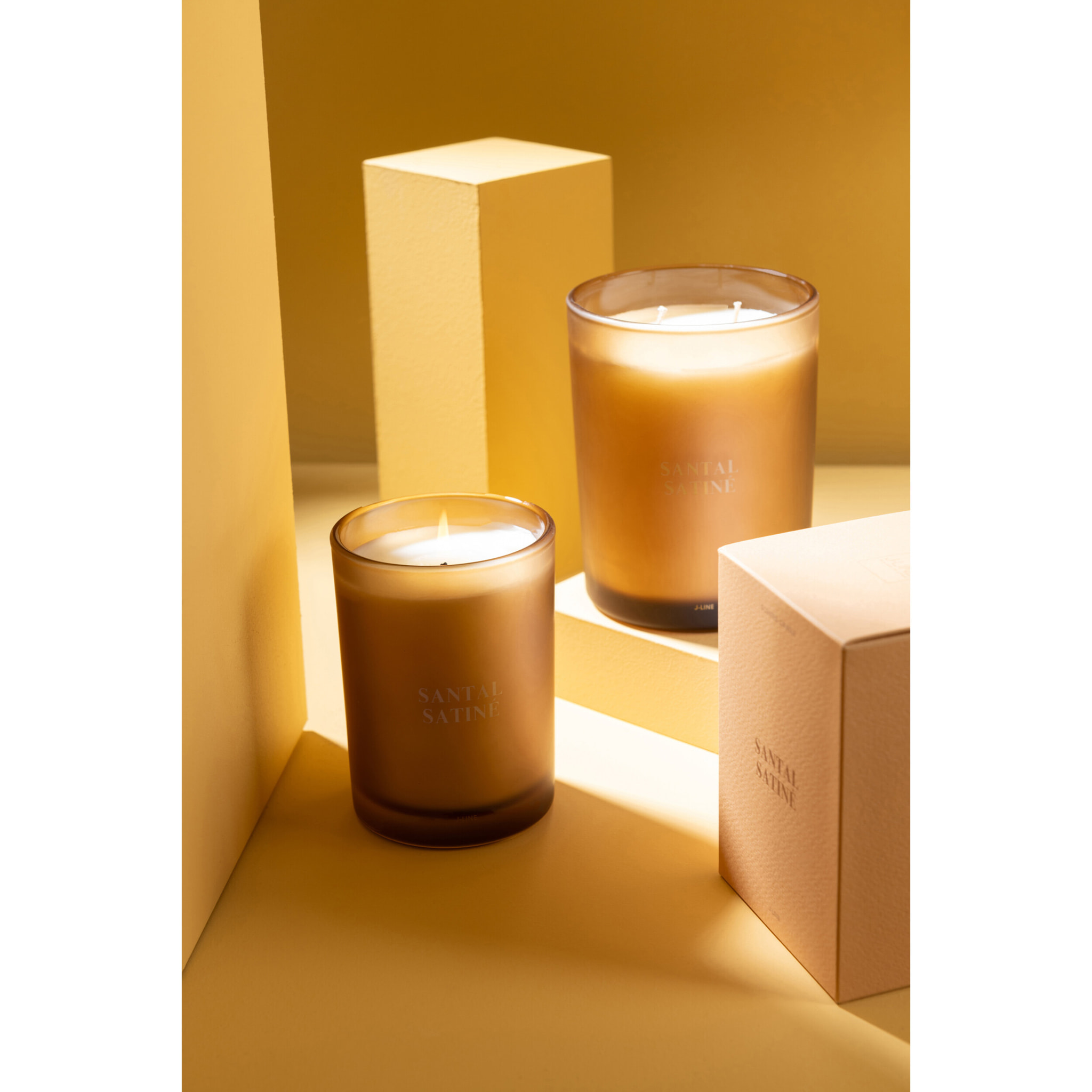 J-Line bougie parfumée Accords Essentiels - Santal Satiné - jaune - 38H