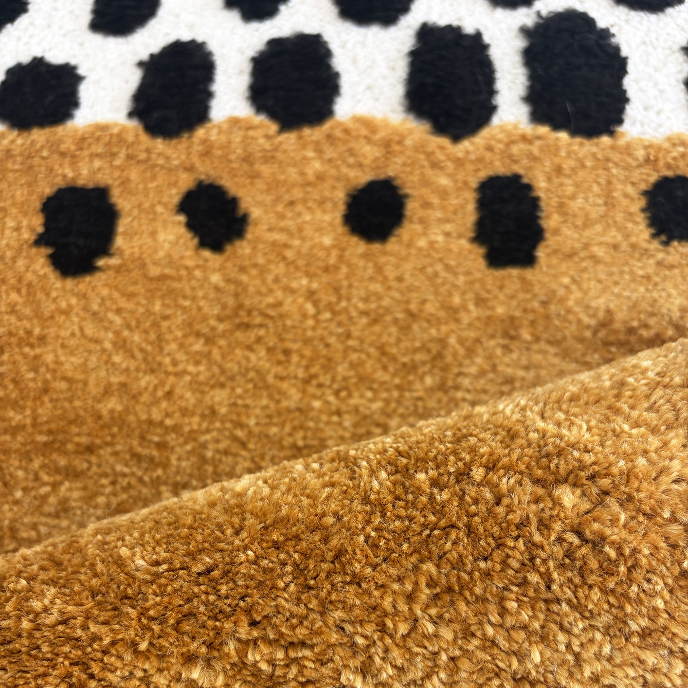 PANTONE - Tapis ocre à motif à pois TERRA DEL SOL