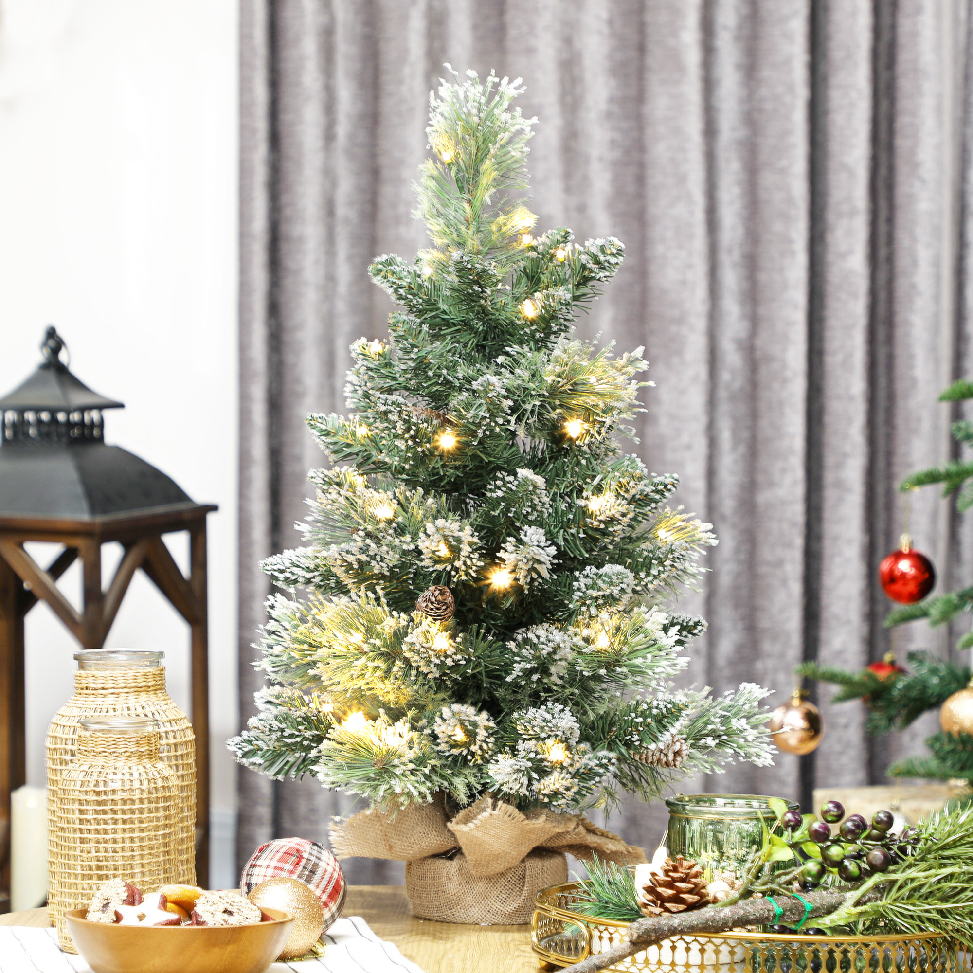 Sapin de Noël artificiel LED enneigé de table bureau H.60cm - 64 branches, 6 pommes de pin - toile de lin