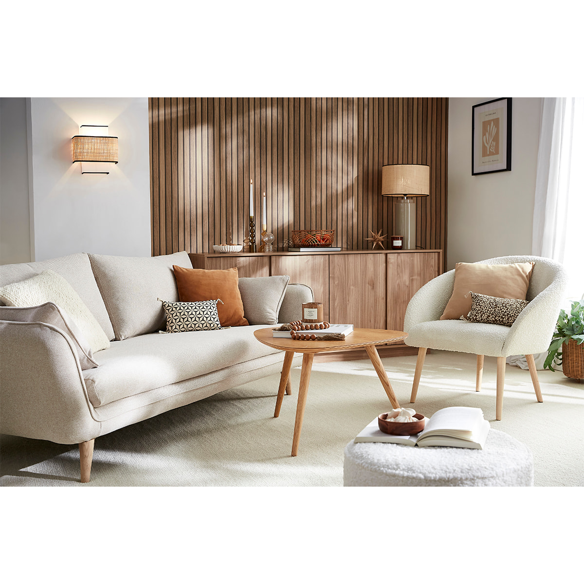 Fauteuil scandinave en tissu effet laine bouclée blanc cassé et bois clair OLIVIA