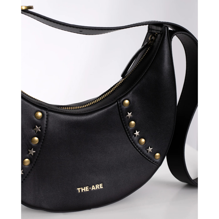 Bolso con forma de media luna y tachuelas