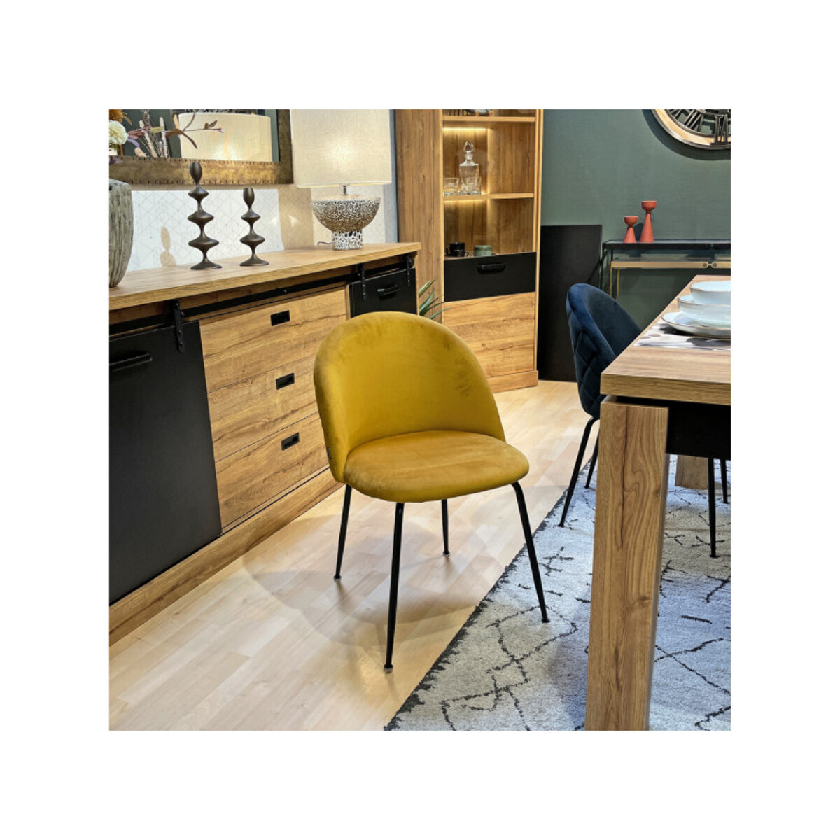 Chaise de repas tissu velours dossier capitonné pieds métal – CLEA 2