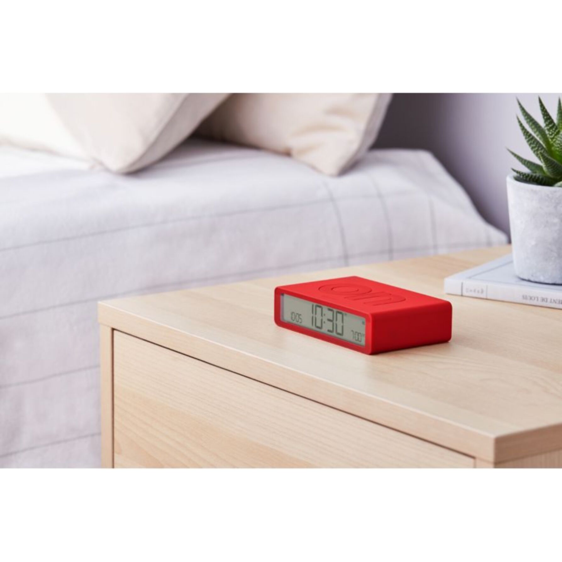 Réveil LEXON Flip Classic Rechargeable en USB-C Rouge
