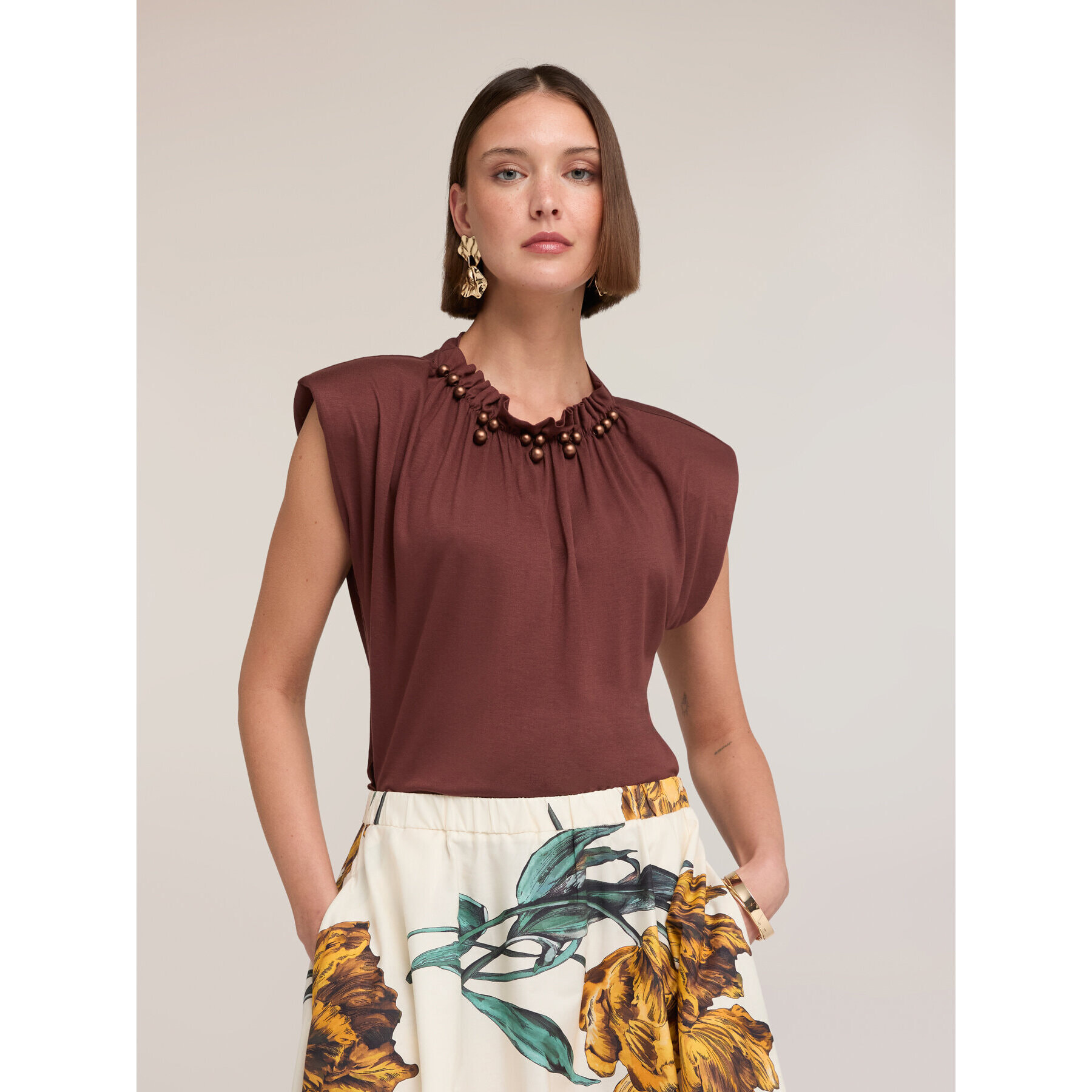 Motivi - T-shirt con arriccio e applicazioni sul collo - Marrone